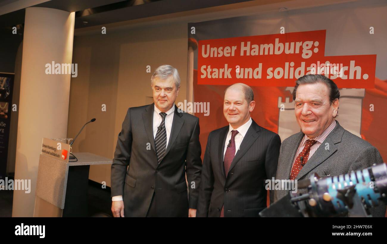 Kanzler unter sich: Olaf Scholz empfängt als 1. Bürgermeister von Hamburg den EX-Kanzler und jetzigen Gazprom-Lobbyist Gerhard Schröder Stock Photo