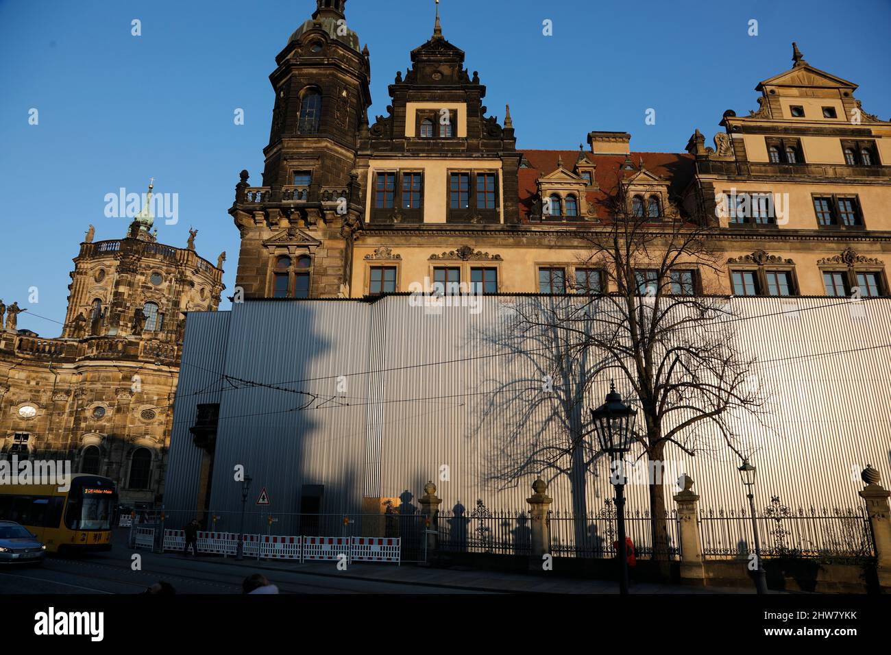 GRÜNES GEWÖLBE. Residenzschloss in Dresden gegen Juwelendiebe einbruchsicher gemacht.Hinter einer Blechverkleidung am Residenzschloss laufen Bauarbeit Stock Photo