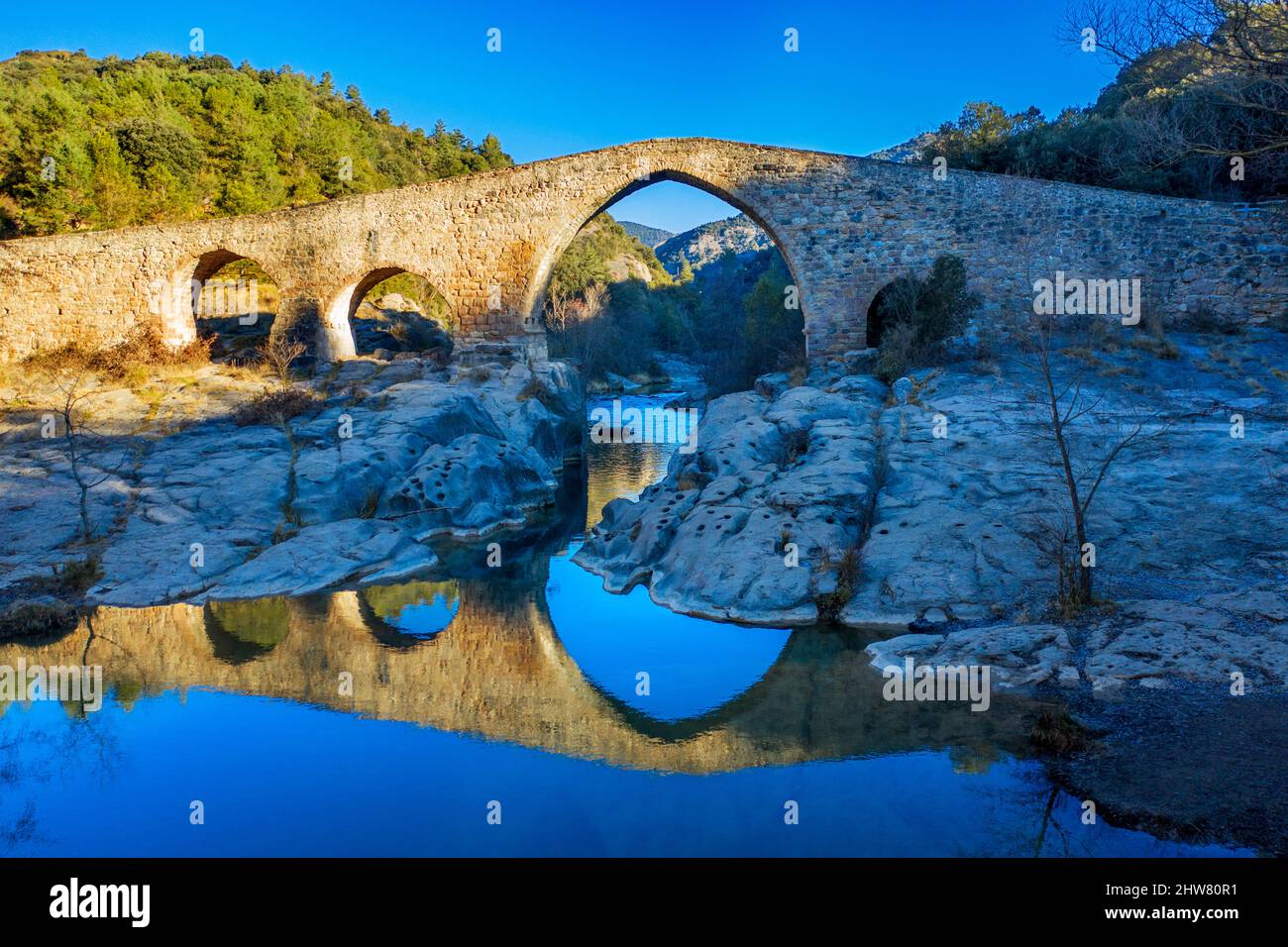 Medieval Pont de Pedret bridge and the Llobregat river near the Church of Saint Quirze of Pedret in Berga, Barcelona. Berguedà Catalonia Spain Pyrenee Stock Photo