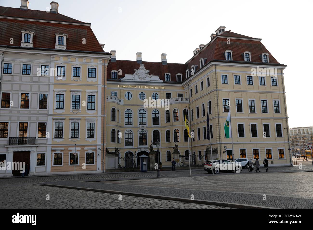 Das Taschenbergpalais wurde ab 1705 als barockes Adelspalais in Dresden erbaut. Nach seiner teilweisen Zerstörung im Jahre 1945 wurde es ab 1992 als H Stock Photo