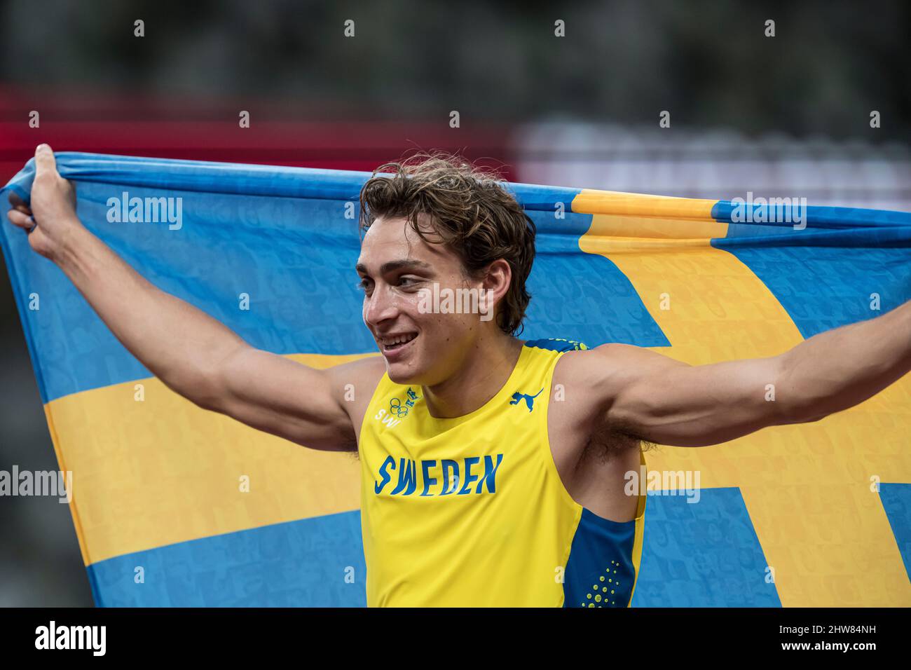 Mondo Duplantis celebrating his victory with his country's flag at the