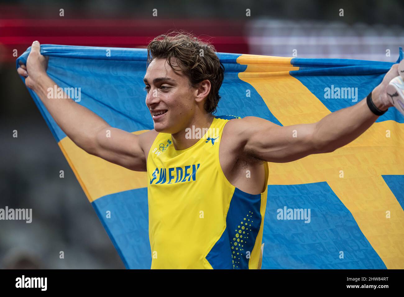 mondo-duplantis-celebrating-his-victory-with-his-country-s-flag-at-the