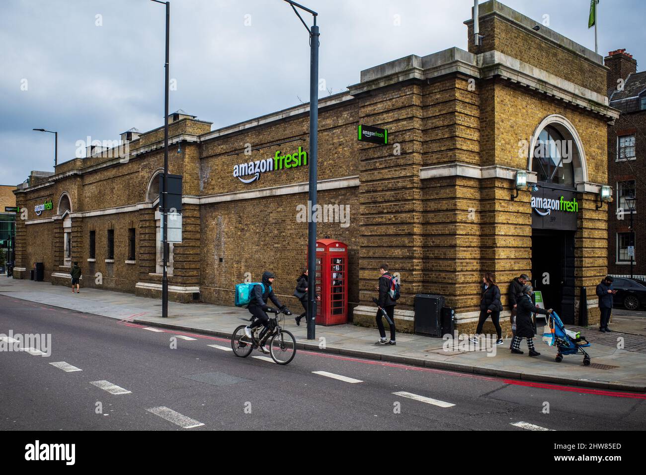 Amazon Fresh Grocery Store Islington London. Amazon Fresh till-free grocery store. Amazon Fresh Store UK. Stock Photo