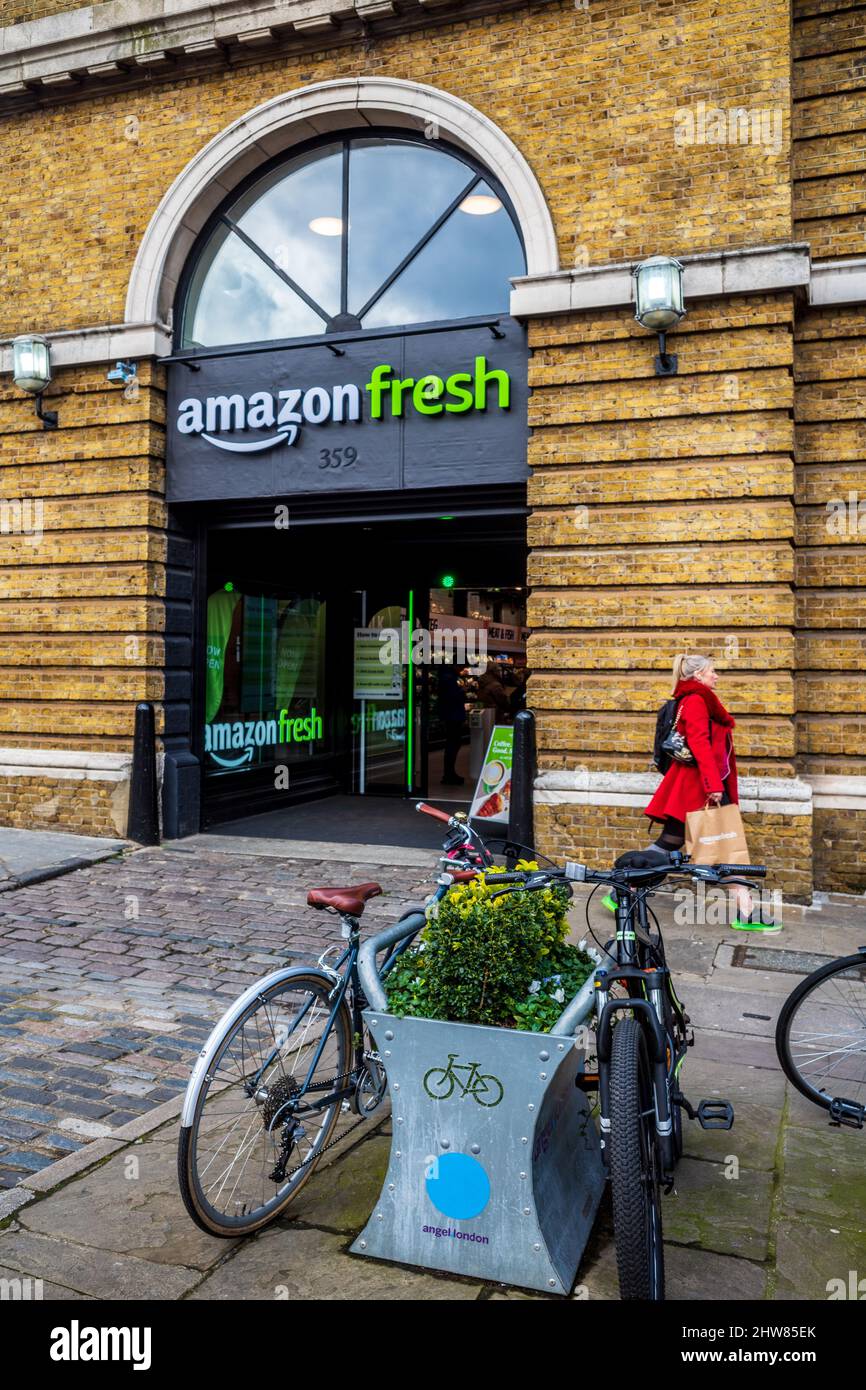 Amazon Fresh Grocery Store Islington London. Amazon Fresh till-free grocery store. Amazon Fresh Store UK. Stock Photo