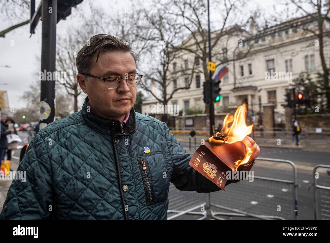 London, England, UK 4th March 2022: A Russian citizen burns his Russian passport outside the Russian London Embassy in protest against the invasion of Ukraine by the Russian dictator Vladmir Putin. Bayswater, London, England, UK 4th March 2022 Credit: Jeff Gilbert/Alamy Live News Stock Photo