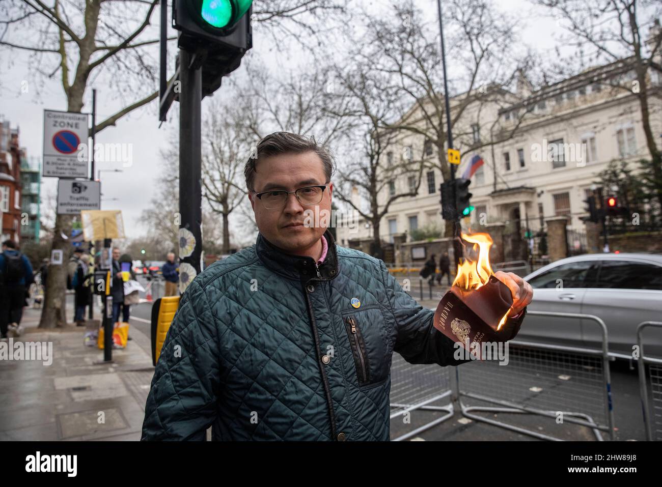 A Russian citizen burns his Russian passport outside the Russian London Embassy in protest against the invasion of Ukraine by the Russian dictator Vladmir Putin. Bayswater, London, UK 04th March 2022 Credit: Jeff Gilbert/Alamy Live News Stock Photo