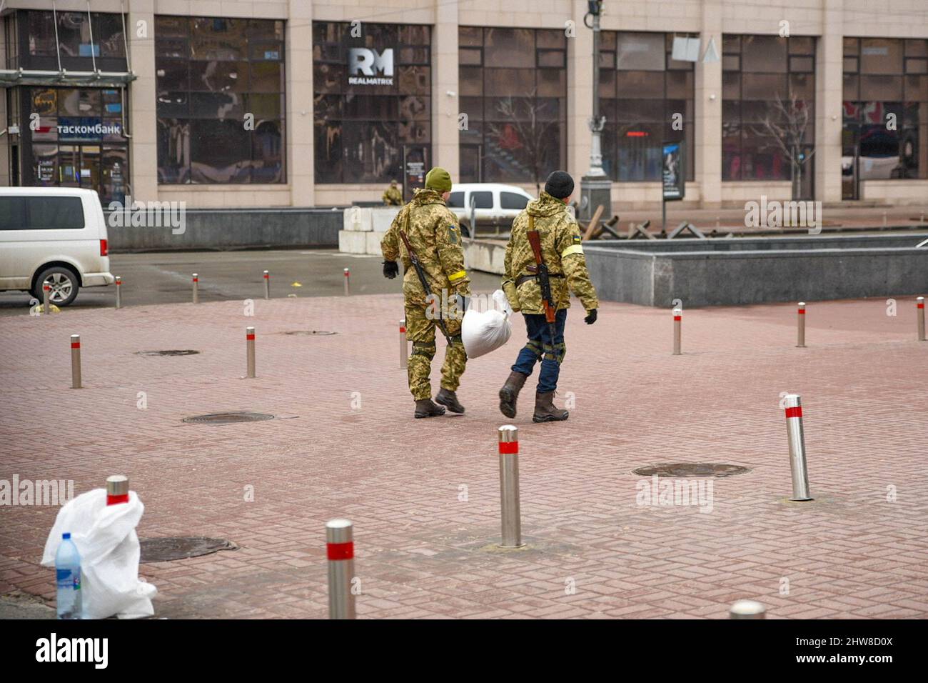 Territorial Defense Forces carry sandbags in Maiden Nezalezhnosti in the Ukrainian capital of Kyiv as preparations for the Russian invasion of the city continue.  As bombing continues in the capital city, forces prepare for an impending invasion of the city. Stock Photo