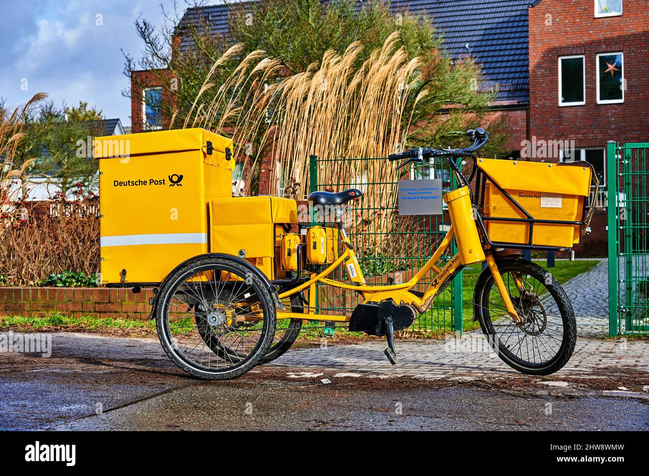 Parcel delivery bike hi-res stock photography and images - Alamy