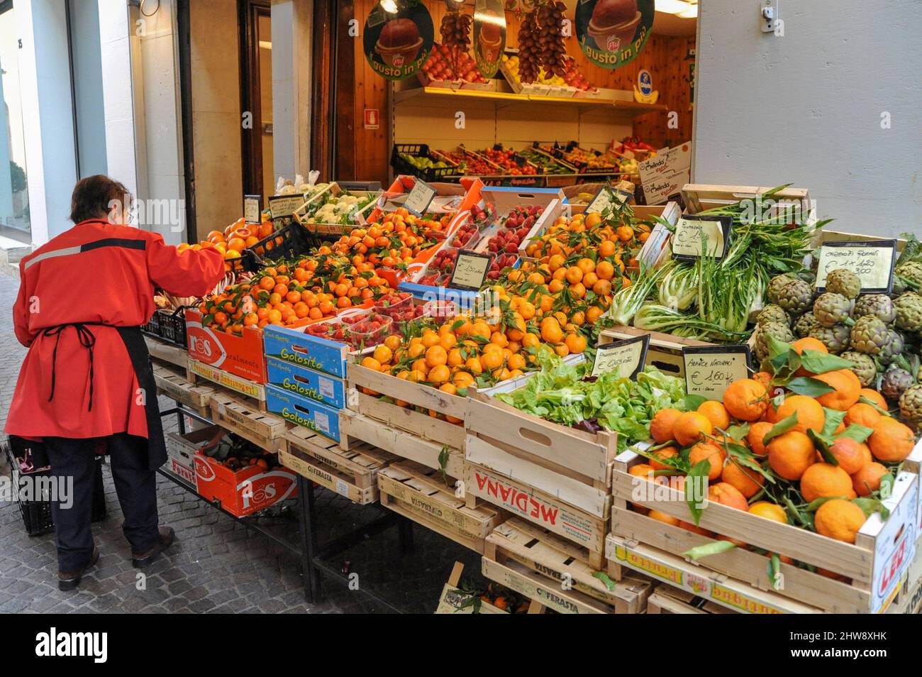 Banco di frutta fresca e di verdure prodotte in Italia Stock Photo