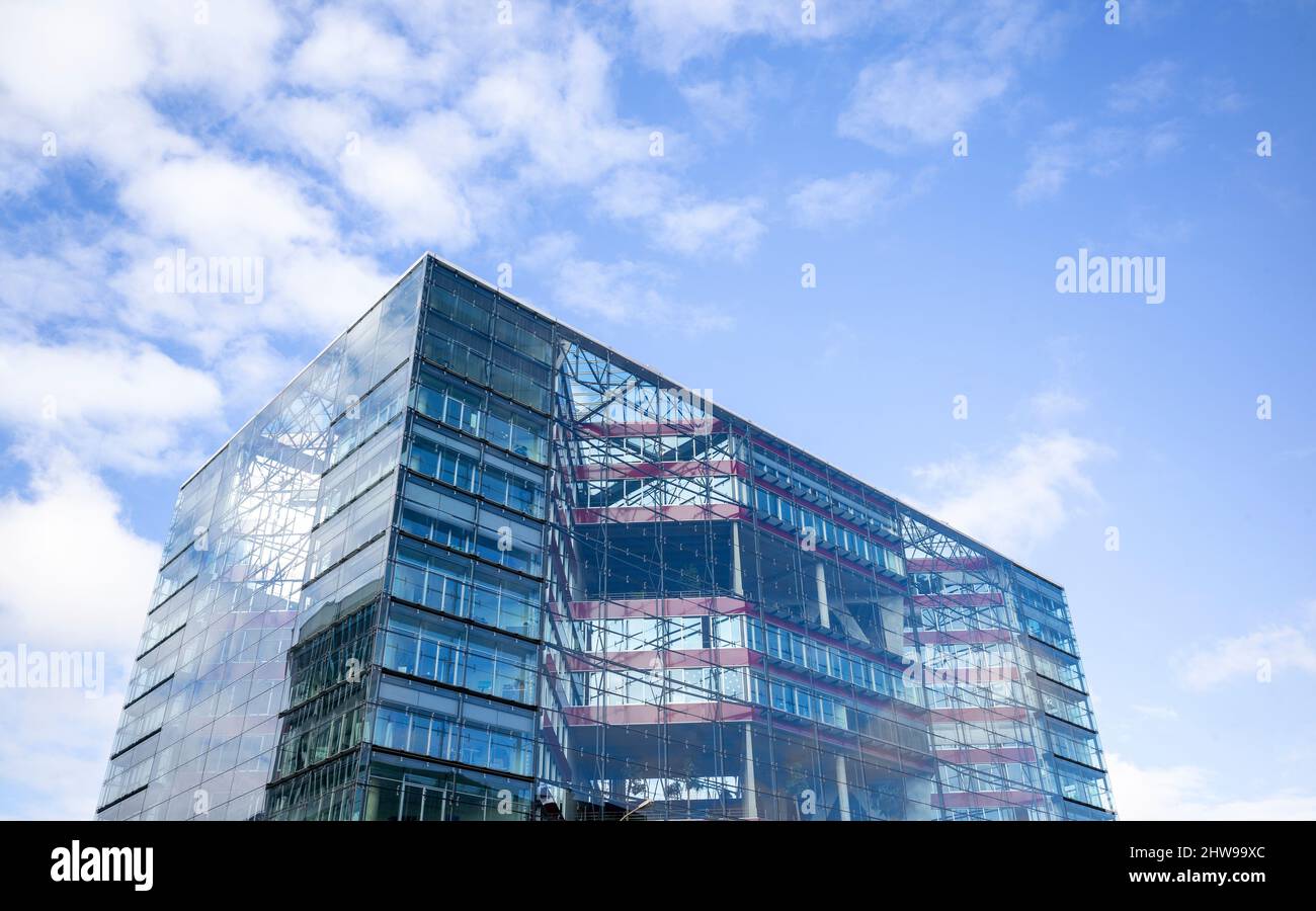 Abstrakte Fassade eines modernen Bürogebäudes in Hamburg, Deutschland Stock Photo
