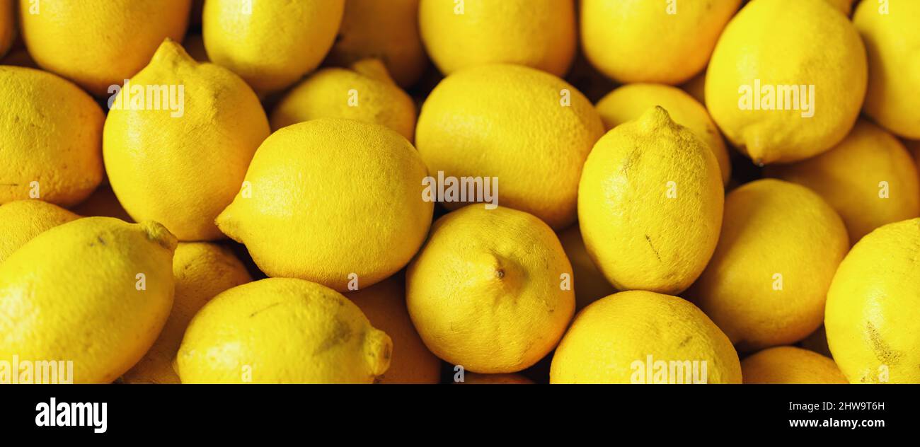 Stack Lemoons pile heap stack of Lemons at farmers market grocery fruit stand Stock ...
