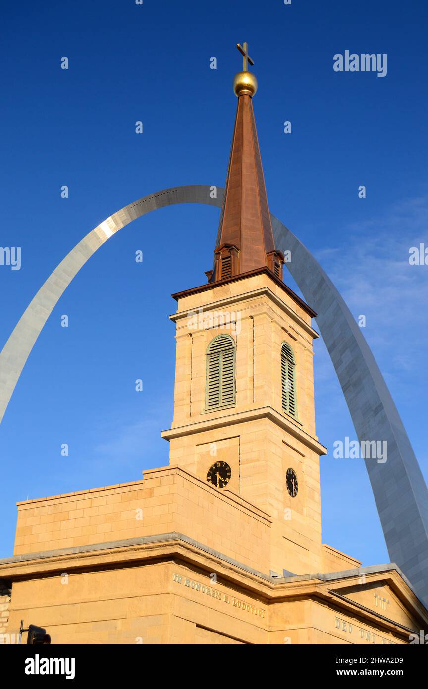 The Gateway Arch towers over the Basilica St Louis Stock Photo