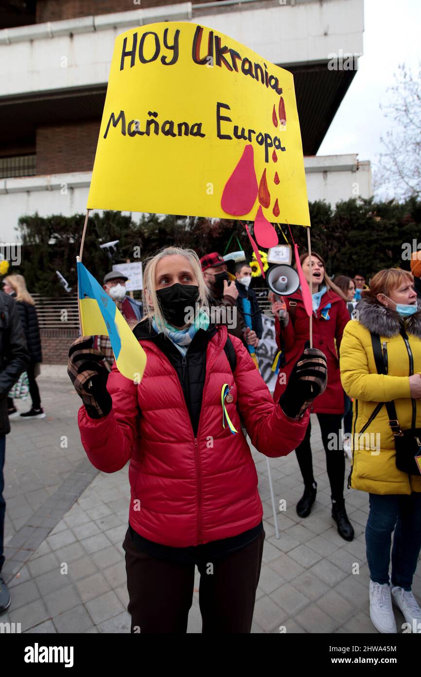 Madrid, Spanien. 04th Mar, 2022. Madrid, Spain; 04.03.2022.- A group of Ukrainians demonstrates in front of the Russian embassy in the Kingdom of Spain, as they have done since the beginning of Putin's war with Ukraine, noticing that embassy personnel are observing them, uttering insults and gestures against them. Credit: Juan Carlos Rojas/dpa/Alamy Live News Stock Photo