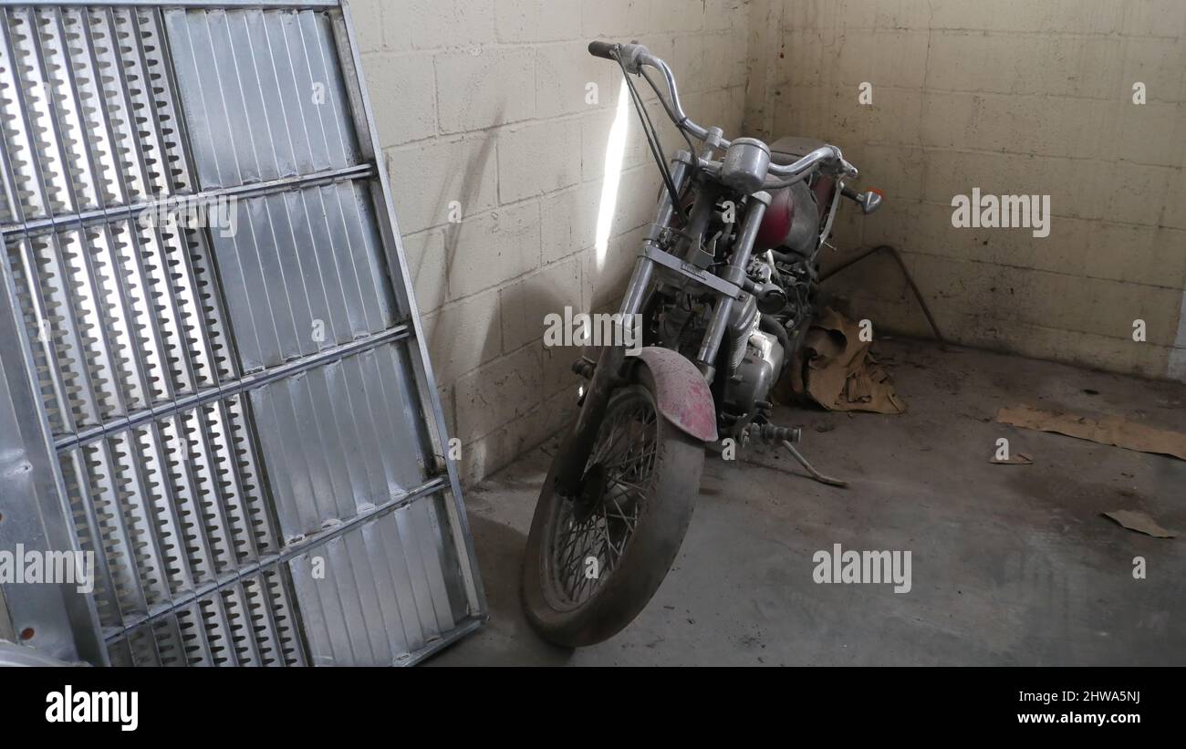 Old rusty motorcycle in the corner of an abandoned dusty building Stock ...