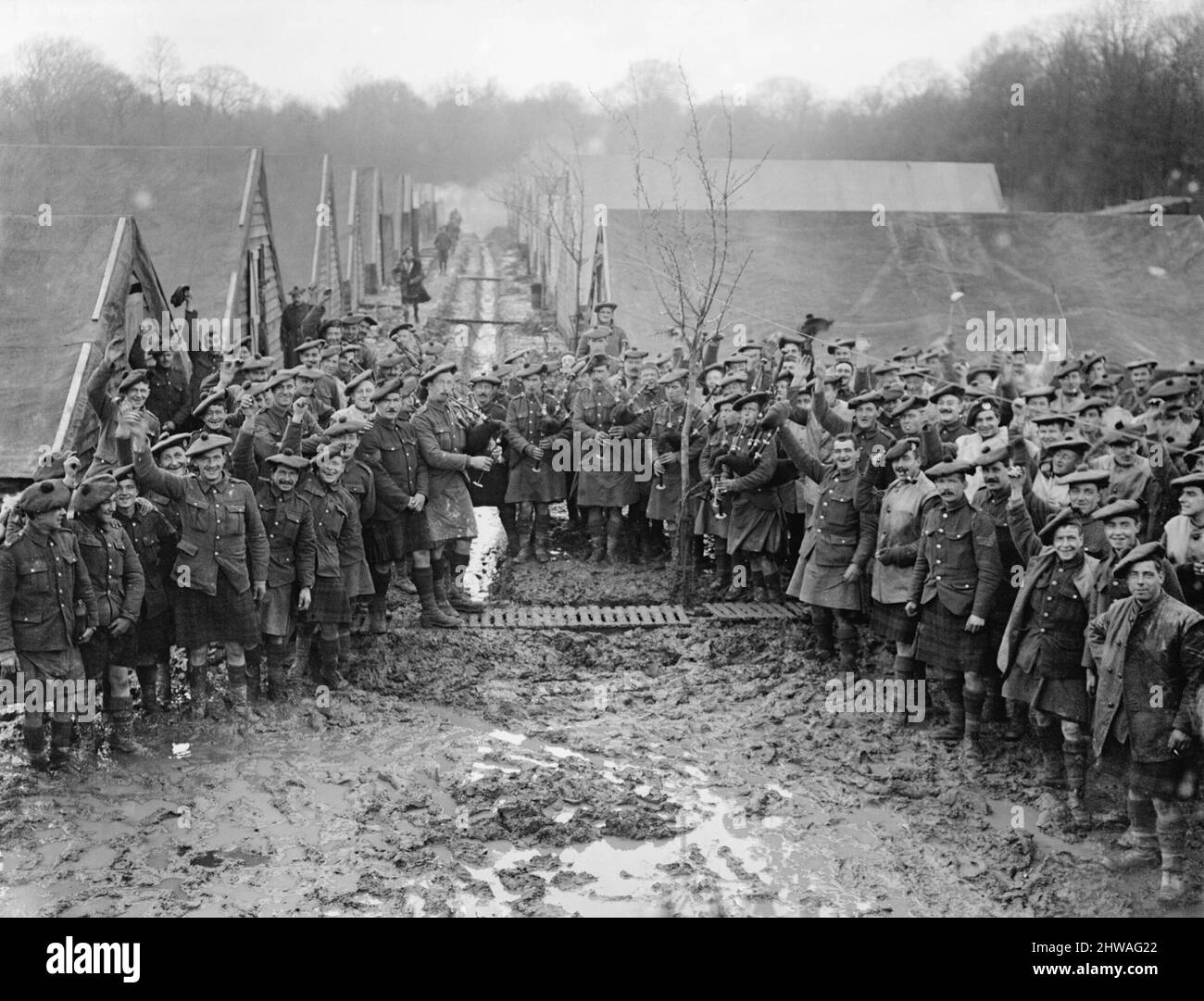 Soldiers of the Black Watch (Royal Highlanders) 15th Scottish Division in the hutments at Henencourt on New Year's Day. 1917 Stock Photo