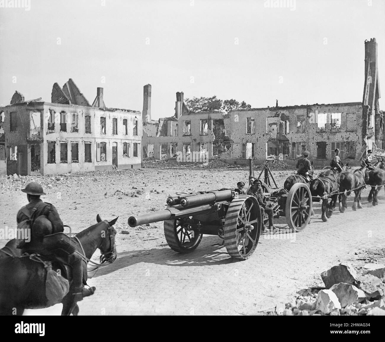 roops of the Royal Garrison Artillery moving 60 pounder guns forward through St. Venant, 22 August 1918 during The Hundred Days Offensive, August-november 1918. Stock Photo