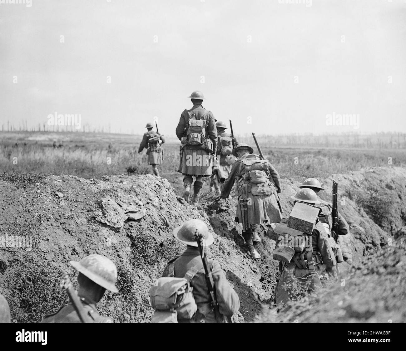 Capture of the Greenland Hill by the 51st Division. Daylight patrol of the 6th Battalion, Seaforth Highlanders working forward towards Hausa and Delbar Woods. North-east of Roeux, 29 August 1918. Stock Photo
