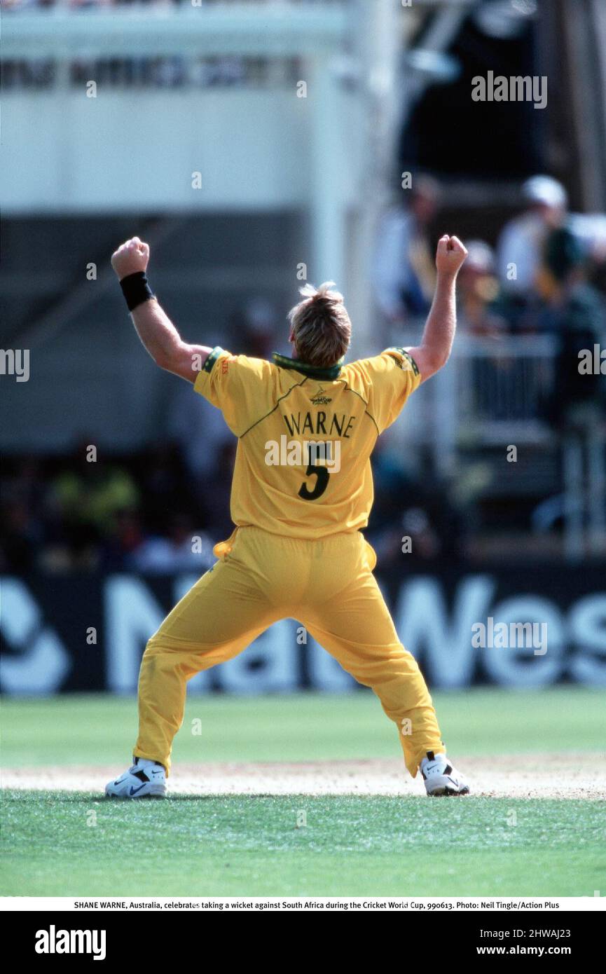 SHANE WARNE, Australia, celebrates taking a wicket against South Africa  during the Cricket World Cup, 990613. Photo: Neil Tingle/Action  Plus.1999.celebration.celebrate.celebrating.celebrations.joy.celebrates.coloured  strip.pyjamas Stock Photo - Alamy