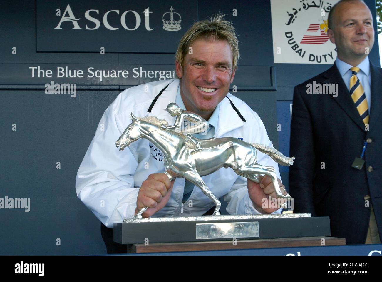 7 August 2004: Dubai Duty Free Rest of the World Team Leader SHANE WARNE with the trophy at the presentation after their victory in The Blue Square Shergar Cup at Ascot. Photo: Neil Tingle/action plus.horse racing 040807 joy celebrate celebrates winner winners trophies cricket. Stock Photo