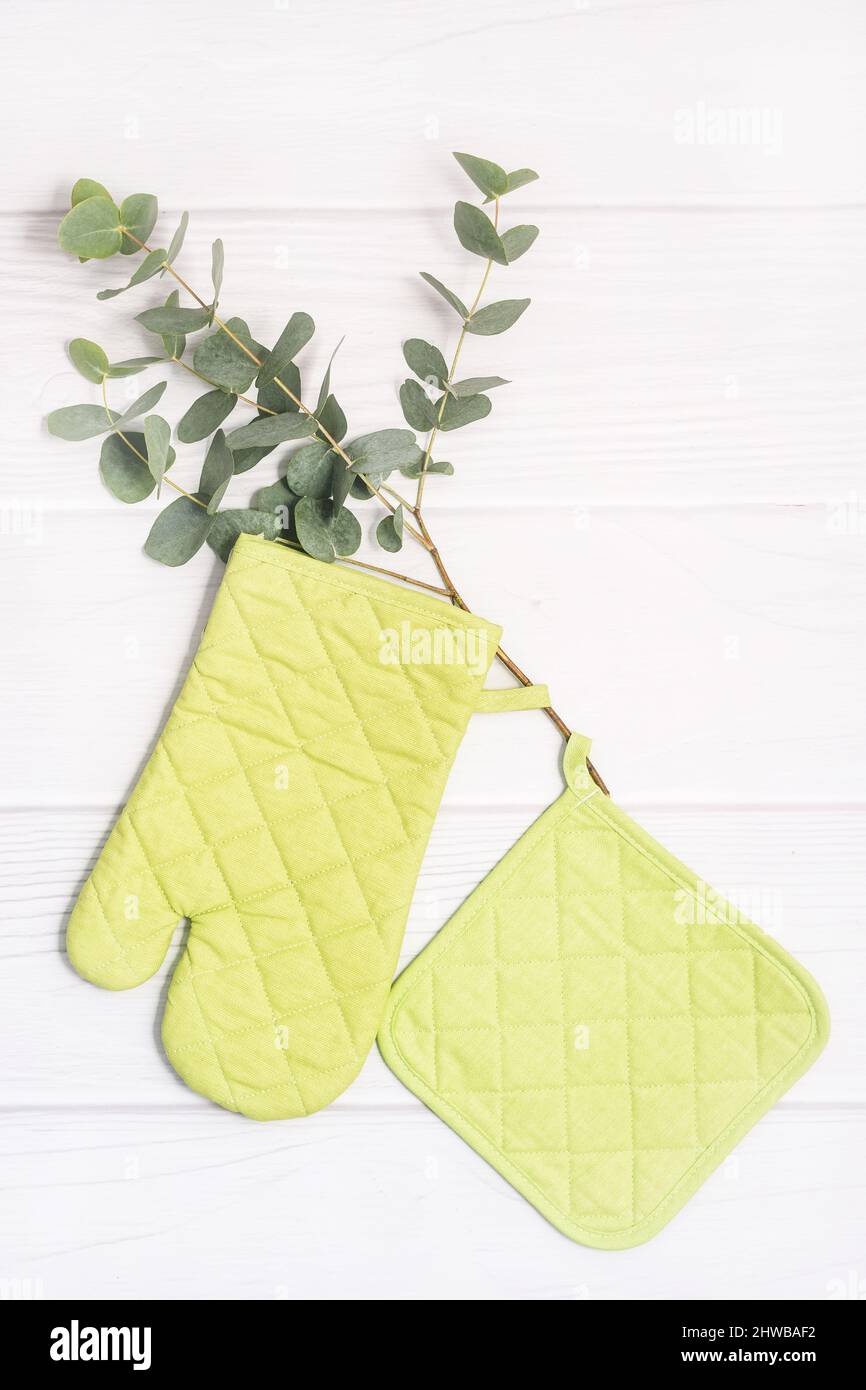 https://c8.alamy.com/comp/2HWBAF2/oven-mitt-and-potholder-on-wooden-background-kitchen-accessory-flat-lay-2HWBAF2.jpg