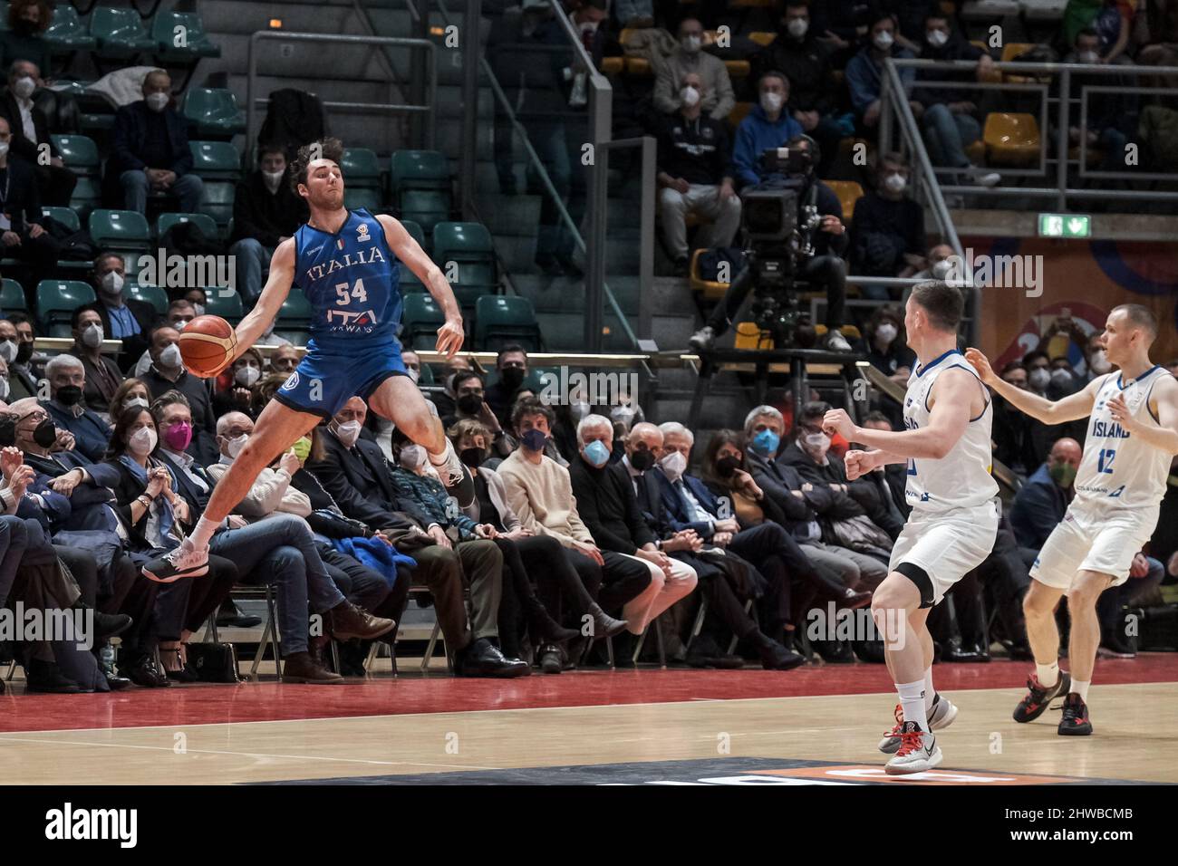 Bologna, Italy. 27th Feb, 2022. Alessandro Pajola (Italy) in action at the qualify for the FIBA Basketball World Cup 2023.Italy wins against Iceland with a score of 95 to 87. (Credit Image: © Elena Vizzoca/Pacific Press via ZUMA Press Wire) Stock Photo