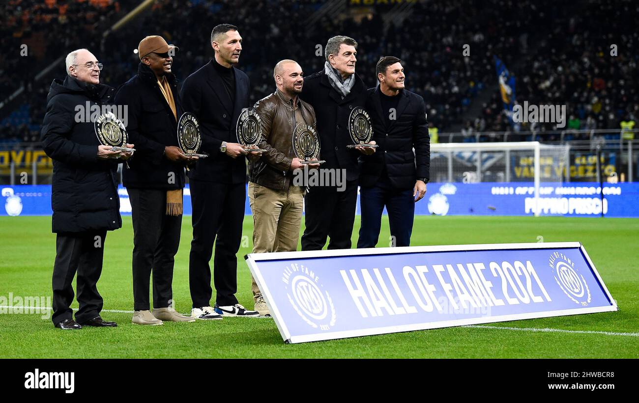 Milan, Italy. 04 March 2022. Luigi Maria Prisco, Samuele Eto'o, Marco Materazzi, Javier Zanetti and Gianluca Pagliuca pose for a photo prior to the Serie A football match between FC Internazionale and US Salernitana. Credit: Nicolò Campo/Alamy Live News Stock Photo