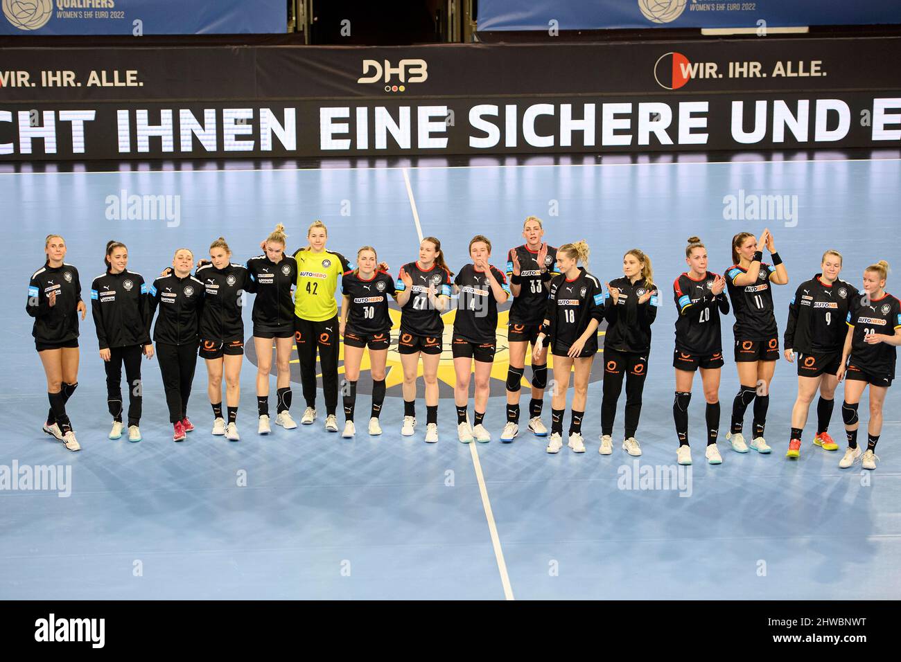 Krefeld, Deutschland. 03rd Mar, 2022. Team GER thanks the fans after the game, team, women's handball Euro qualification, Germany (GER) - Netherlands (NED) 25:31, on March 3rd, 2022 in Krefeld/Germany Â Credit: dpa/Alamy Live News Stock Photo