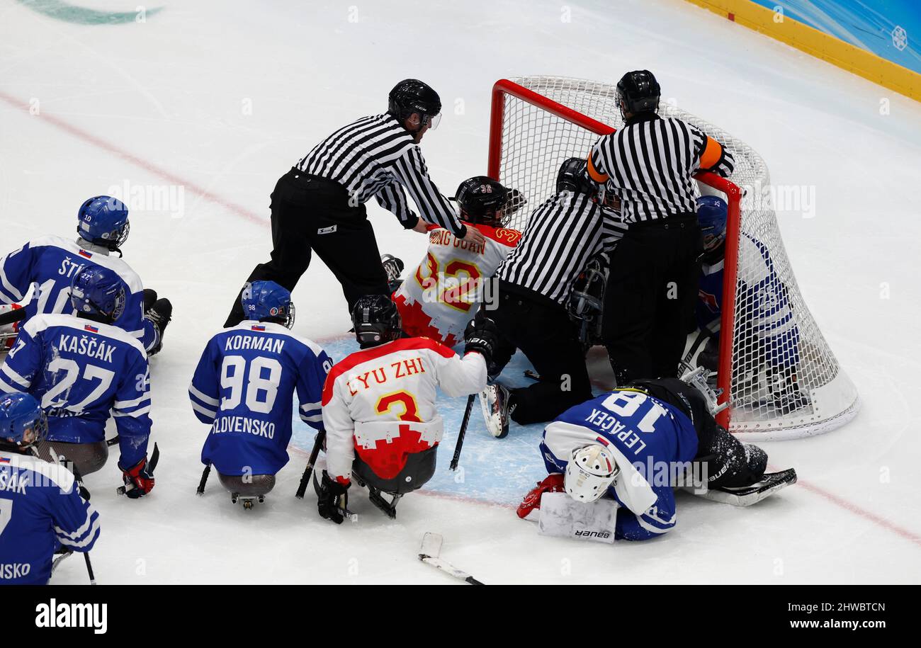 Ice hockey players clash hi-res stock photography and images - Alamy