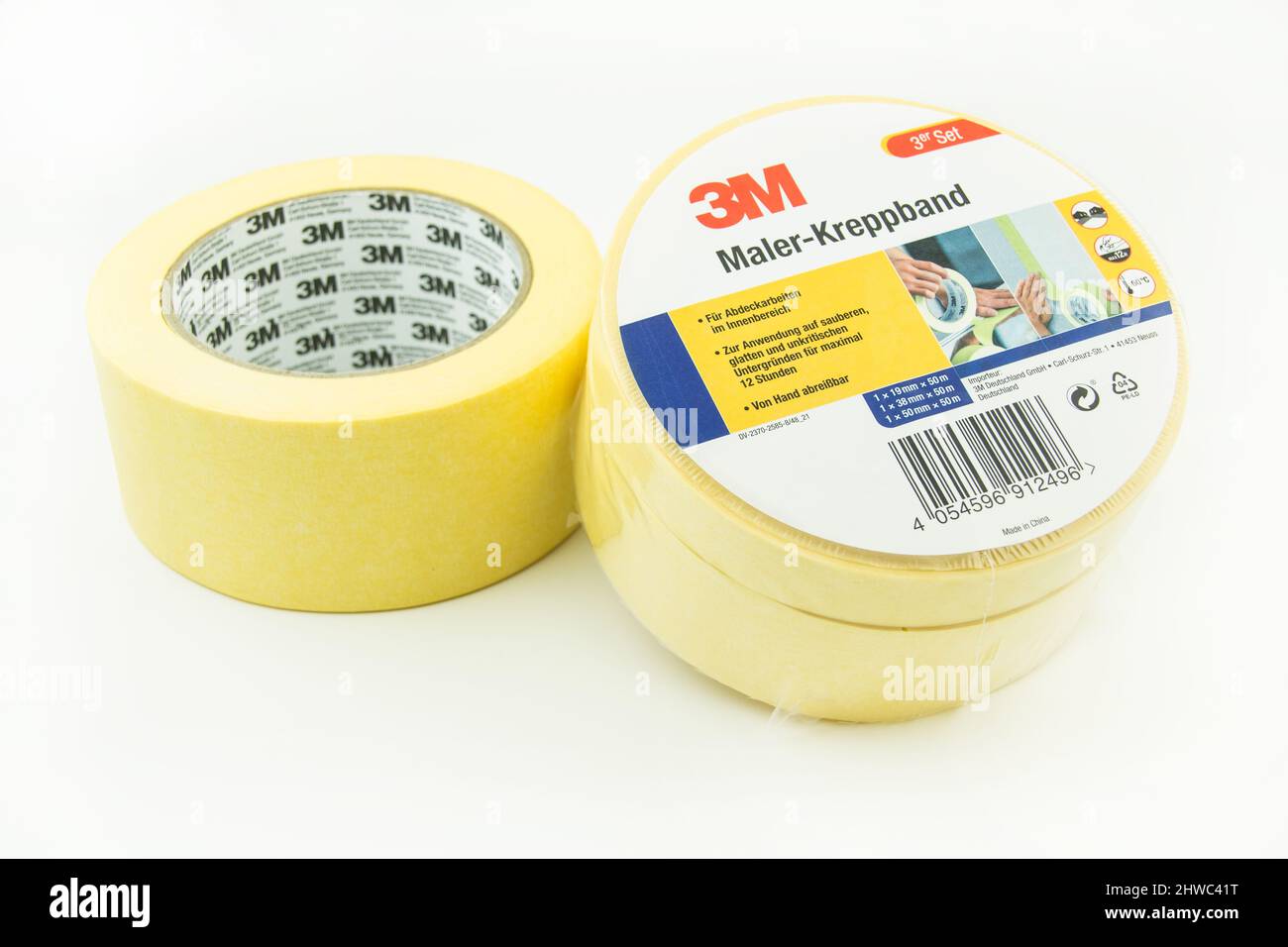 Hamburg, Germany - Febuary 12 2022: 3M Maler Kreppband Rollen auf weißem  Hintergrund - 3M painters masking tape rolls on white background Stock  Photo - Alamy