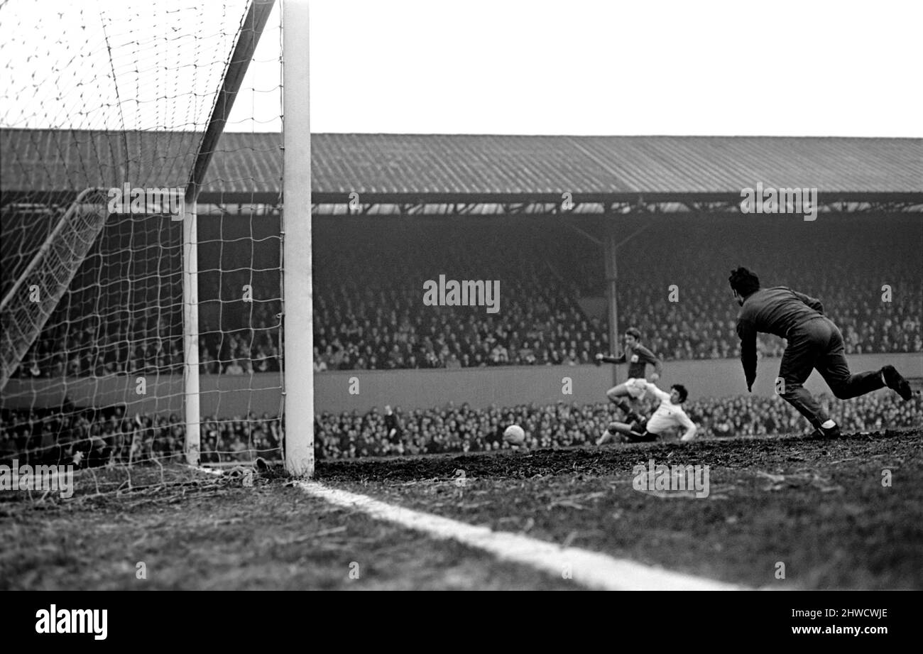 Derby v. Nottingham Forest. Forest second goal scored Lyons. December 1969 Z11534-025 Stock Photo