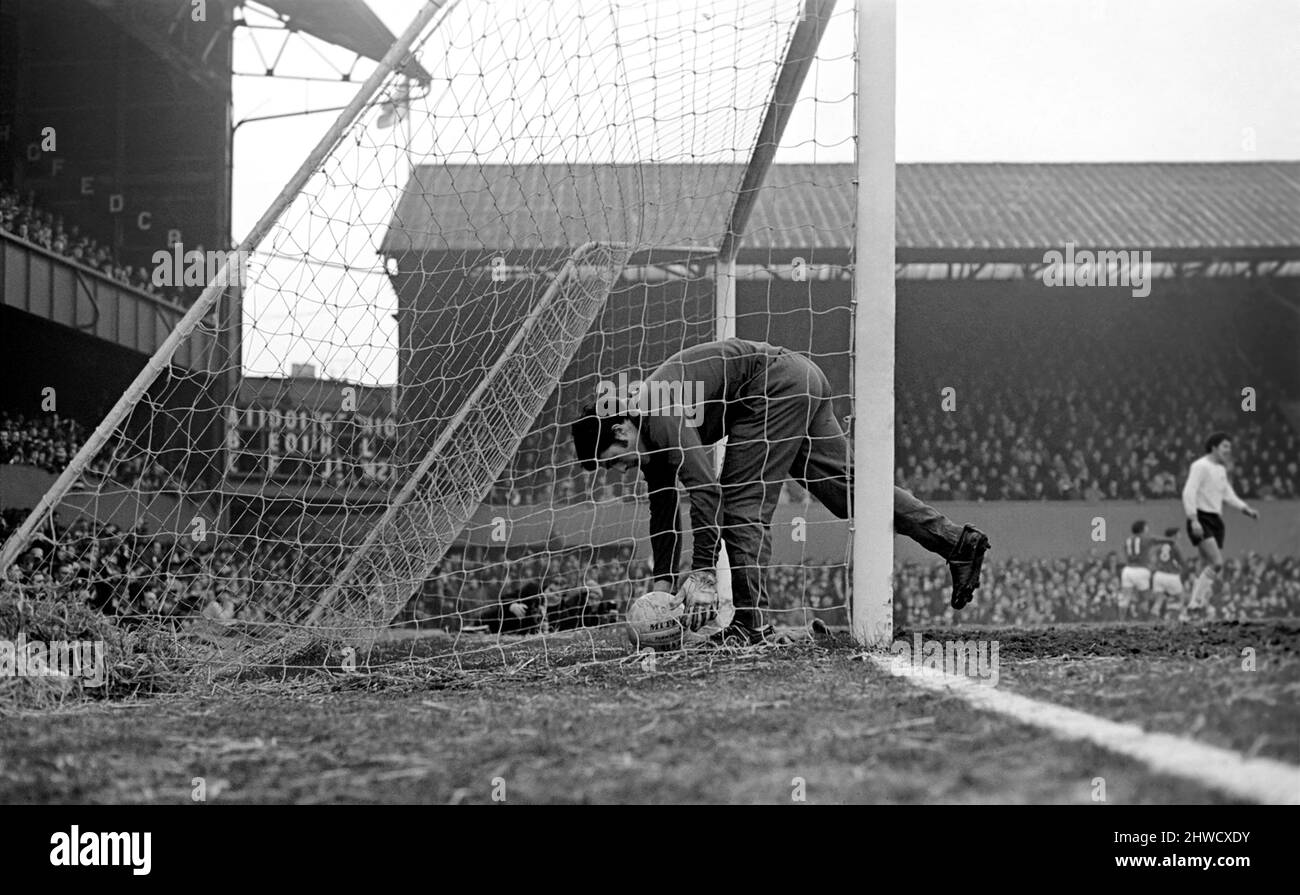 Derby v. Nottingham Forest. Forest second goal scored Lyons. December 1969 Z11534-023 Stock Photo