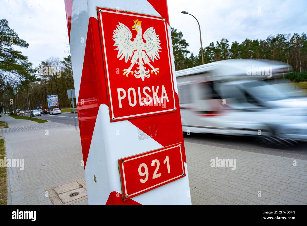 05 March 2022, Poland, Swinemünde: A Polish border post stands at the border crossing between Ahlbeck and Swinemünde (·winouj·cie) in Poland on the island of Usedom. Due to a reduction in VAT on food and fuel, refueling in Poland is significantly cheaper than in Germany. Photo: Stefan Sauer/dpa Stock Photo
