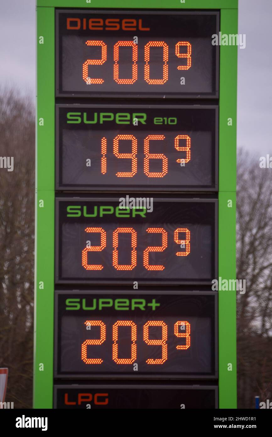 Wolgast, Germany. 05th Mar, 2022. A display panel shows fuel prices at a gas station in Mahlzow (part of Wolgast) on the island of Usedom. Due to a reduction in VAT on food and fuel, filling up in Poland is significantly cheaper than in Germany. Credit: Stefan Sauer/dpa/Alamy Live News Stock Photo