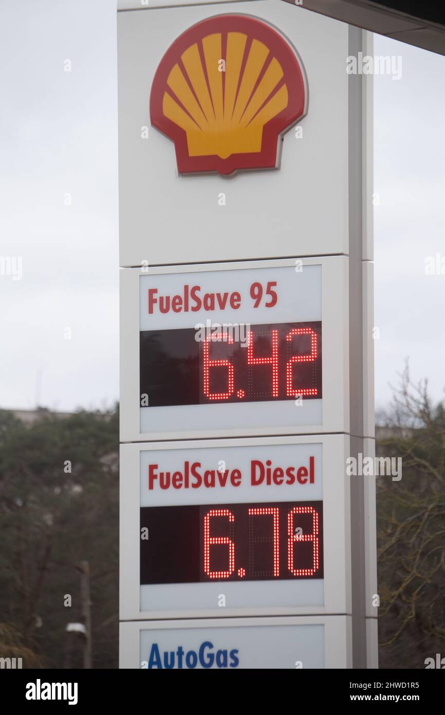 05 March 2022, Poland, Swinemünde: A display panel shows fuel prices at a gas station in Swinoujscie (·winouj·cie) on the island of Usedom. Due to a reduction in VAT on food and fuel, filling up with gas in Poland is significantly cheaper than in Germany. Photo: Stefan Sauer/dpa Stock Photo