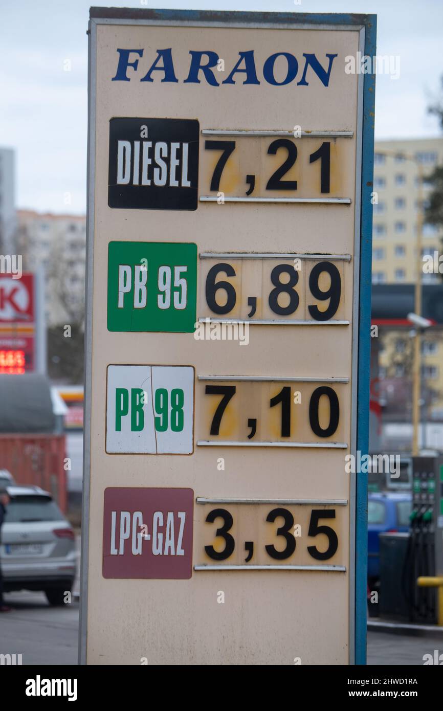 05 March 2022, Poland, Swinemünde: Cars are parked at a gas station in Swinoujscie (·winouj·cie) on the island of Usedom, with Polish fuel prices displayed on the board in the foreground. Due to a reduction in VAT on food and fuel, refueling in Poland is significantly cheaper than in Germany. Photo: Stefan Sauer/dpa Stock Photo