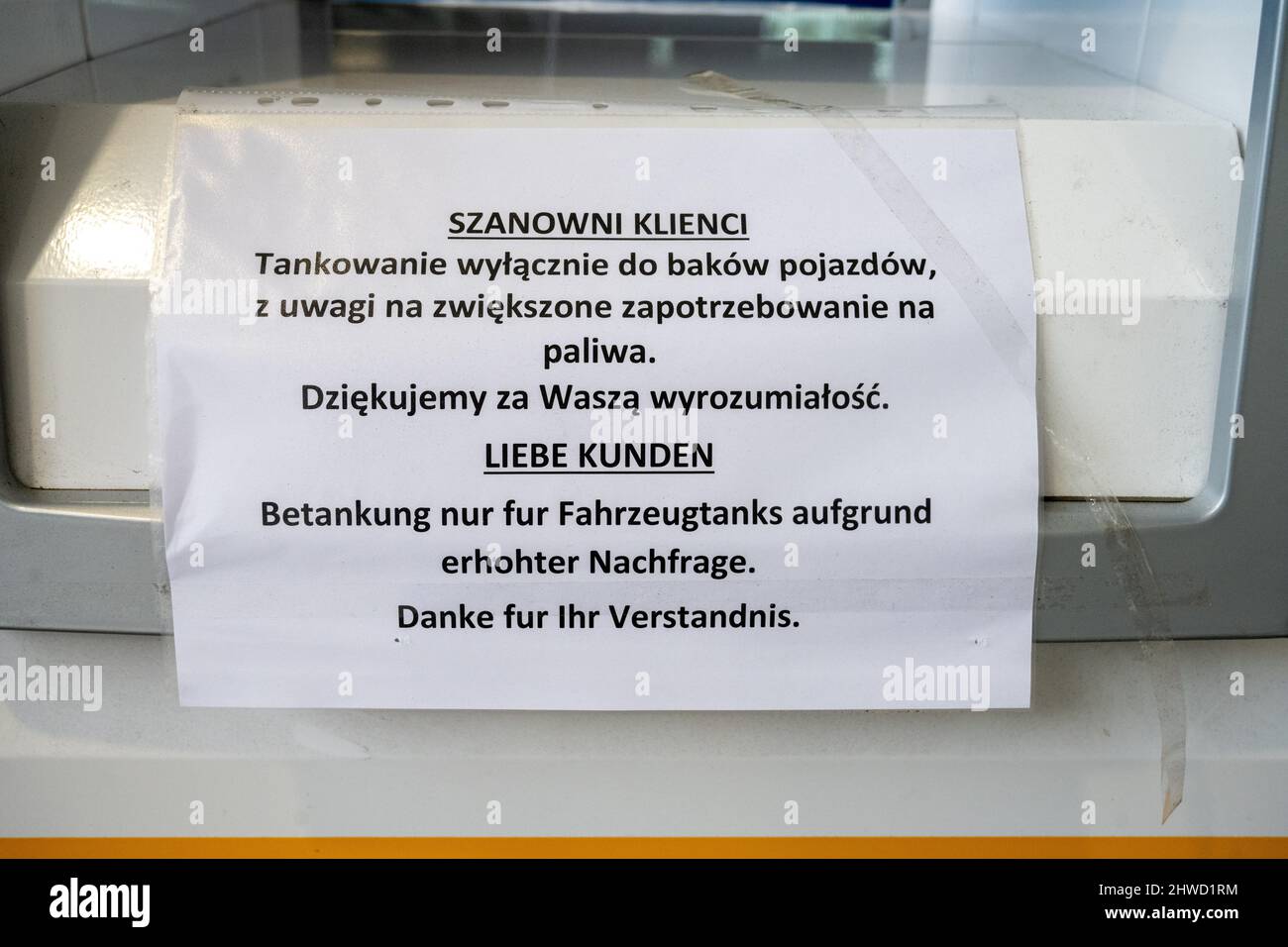 05 March 2022, Poland, Swinemünde: A sign reading 'Refueling for vehicle tanks only due to increased demand.' hangs on a fuel pump at a gas station in ·winouj·cie. Due to a reduction in VAT on food and fuel, refueling in Poland is significantly cheaper than in Germany. Photo: Stefan Sauer/dpa Stock Photo