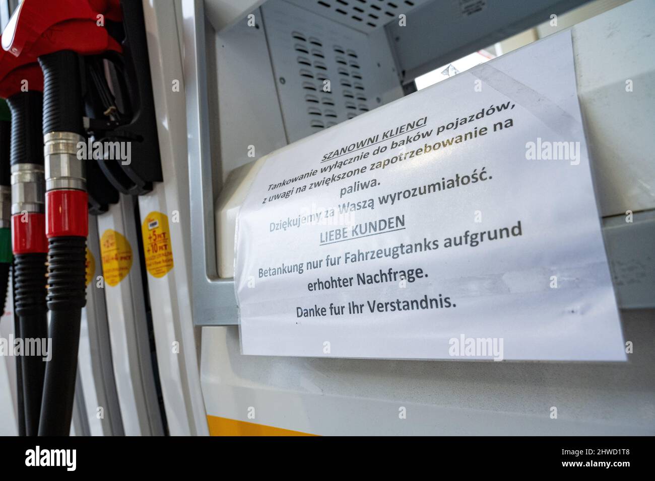 05 March 2022, Poland, Swinemünde: A sign reading 'Refueling for vehicle tanks only due to increased demand.' hangs on a fuel pump at a gas station in ·winouj·cie. Due to a reduction in VAT on food and fuel, refueling in Poland is significantly cheaper than in Germany. Photo: Stefan Sauer/dpa Stock Photo