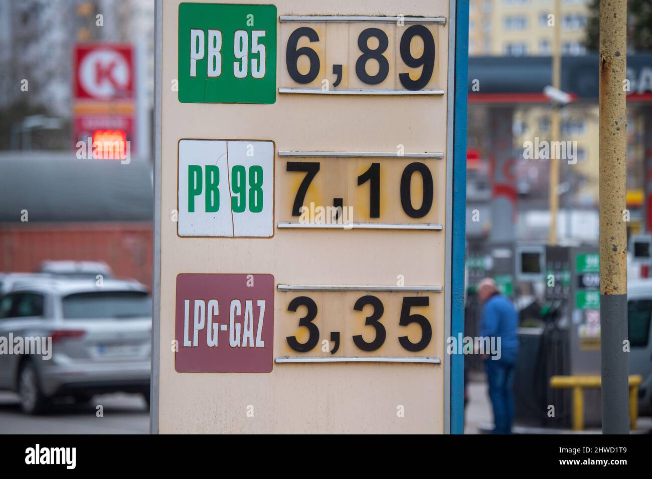 05 March 2022, Poland, Swinemünde: Cars are parked at a gas station in Swinoujscie (·winouj·cie) on the island of Usedom, with Polish fuel prices displayed on the board in the foreground. Due to a reduction in VAT on food and fuel, refueling in Poland is significantly cheaper than in Germany. Photo: Stefan Sauer/dpa Stock Photo