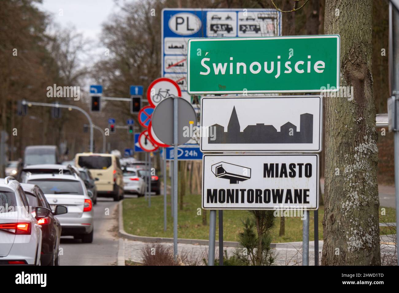 05 March 2022, Poland, Swinemünde: View of the town sign of Swinemünde (·winouj·cie) in Poland on the island of Usedom. Due to a reduction in VAT on food and fuel, refueling in Poland is significantly cheaper than in Germany. Photo: Stefan Sauer/dpa Stock Photo