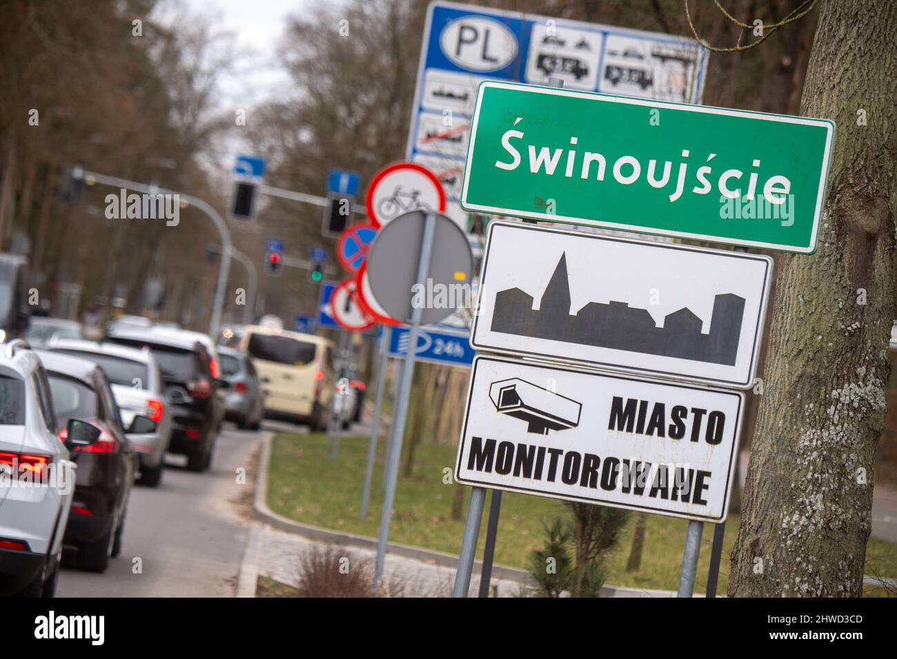 05 March 2022, Poland, Swinemünde: View of the town sign of Swinemünde (·winouj·cie) in Poland on the island of Usedom. Due to a reduction in VAT on food and fuel, refueling in Poland is significantly cheaper than in Germany. Photo: Stefan Sauer/dpa Stock Photo