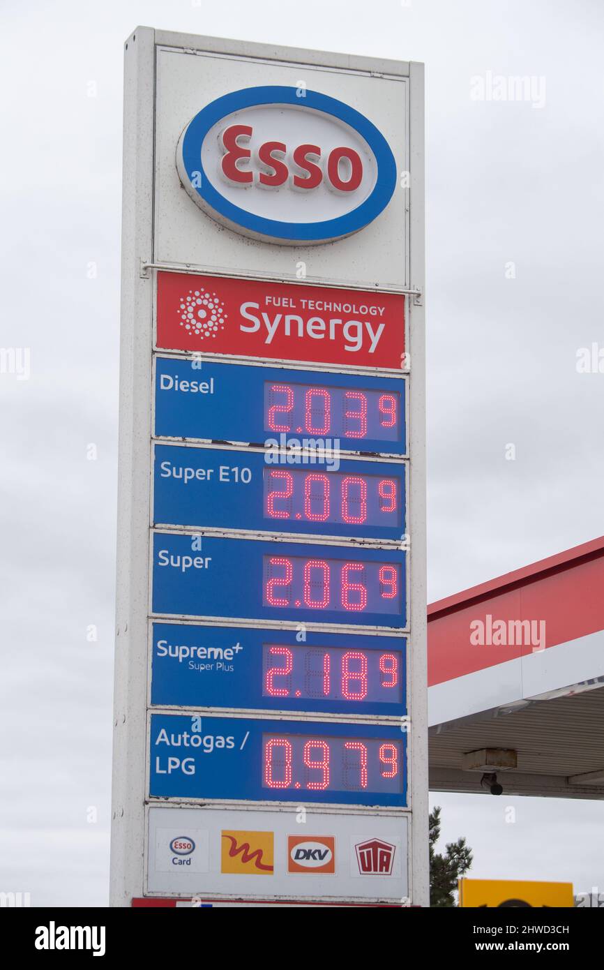 Wolgast, Germany. 05th Mar, 2022. A display panel shows fuel prices at a gas station in Koserow on the island of Usedom. Due to a reduction in VAT on food and fuel, filling up in Poland is significantly cheaper than in Germany. Credit: Stefan Sauer/dpa/Alamy Live News Stock Photo