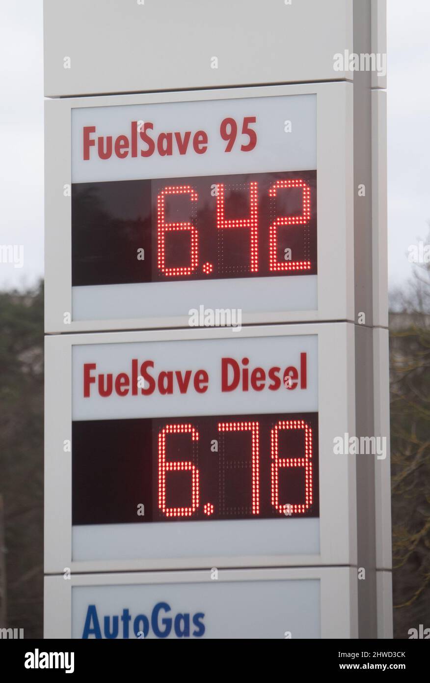 05 March 2022, Poland, Swinemünde: A display panel shows Polish fuel prices at a gas station in Swinoujscie (·winouj·cie) on the island of Usedom. Due to a reduction in VAT on food and fuel, filling up with gas in Poland is significantly cheaper than in Germany. Photo: Stefan Sauer/dpa Stock Photo