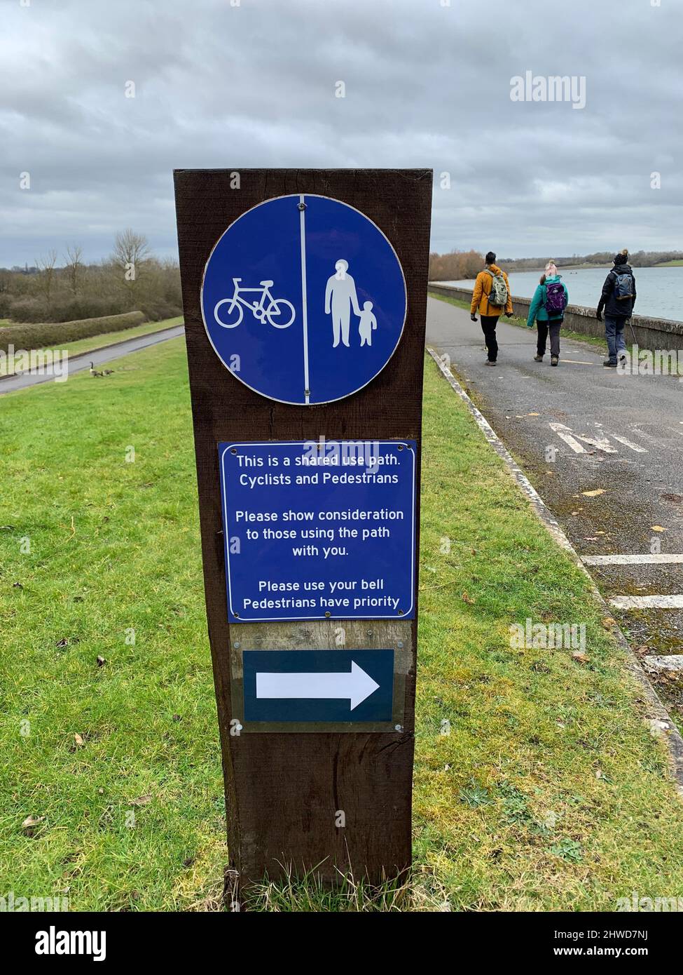 signs at Draycott Water Southern water Warwickshire no cycling walkers