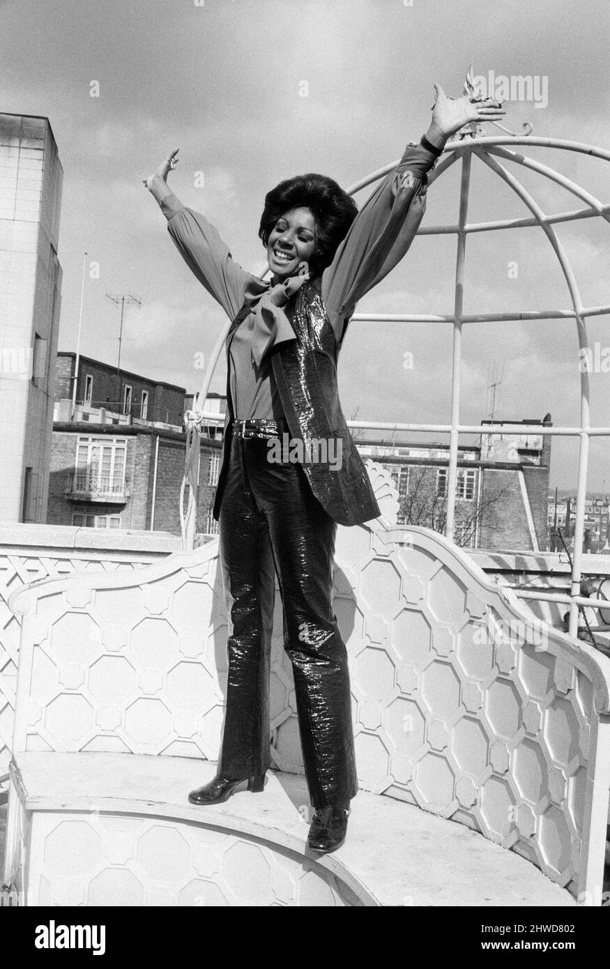 Shirley Bassey is back in London after an absence of two years. She will appear on the Simon Dee show, film an appearance with Engelbert Humperdinck and will be at The Talk of the Town for two weeks. Shirley is pictured at The Dorchester Hotel. 5th April 1970. Stock Photo