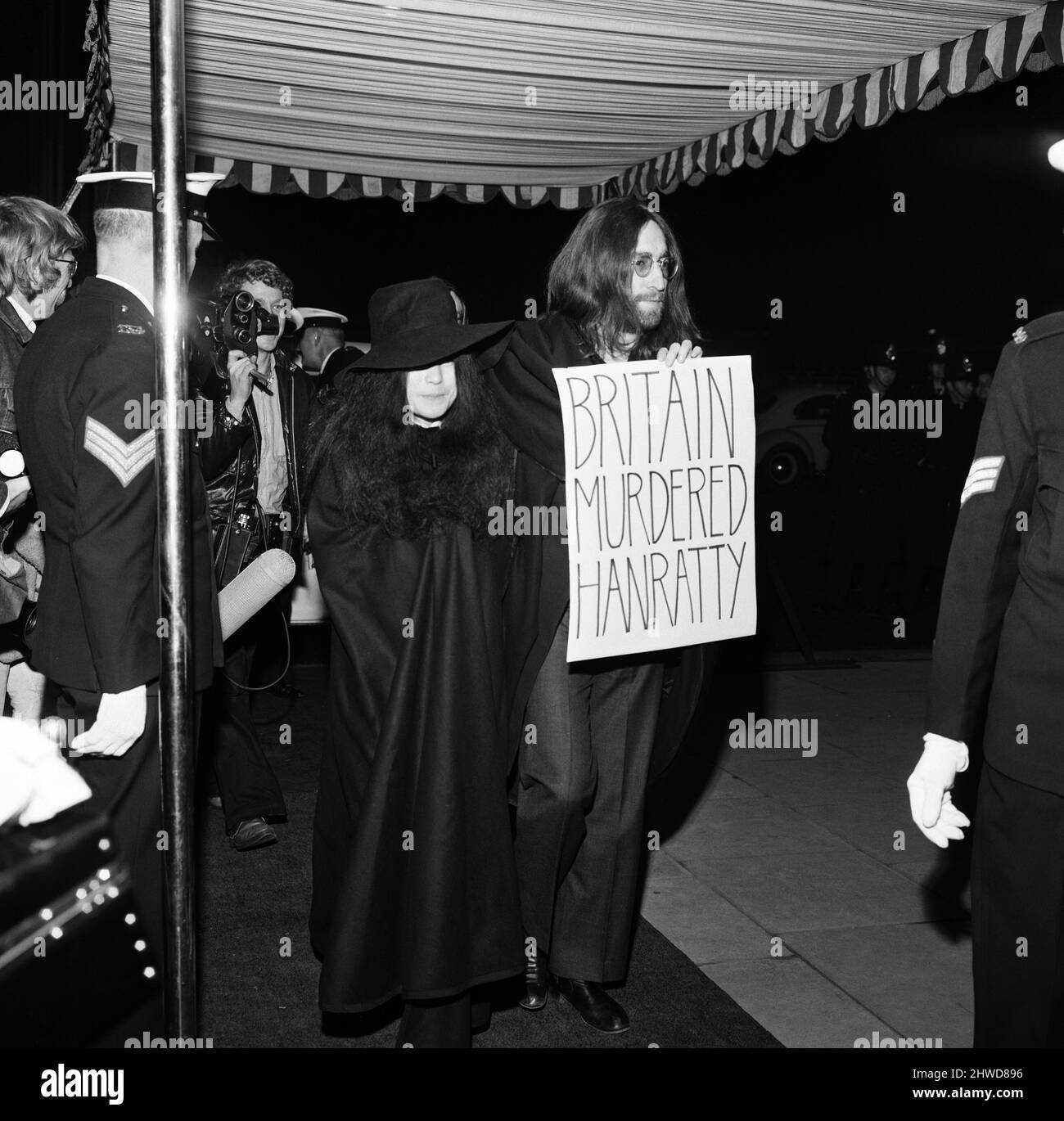 John Lennon and Yoko Ono arriving at the Charity world Premier of 'The Magic Christian' at the Odeon, Kensington. 11th December 1969. Stock Photo