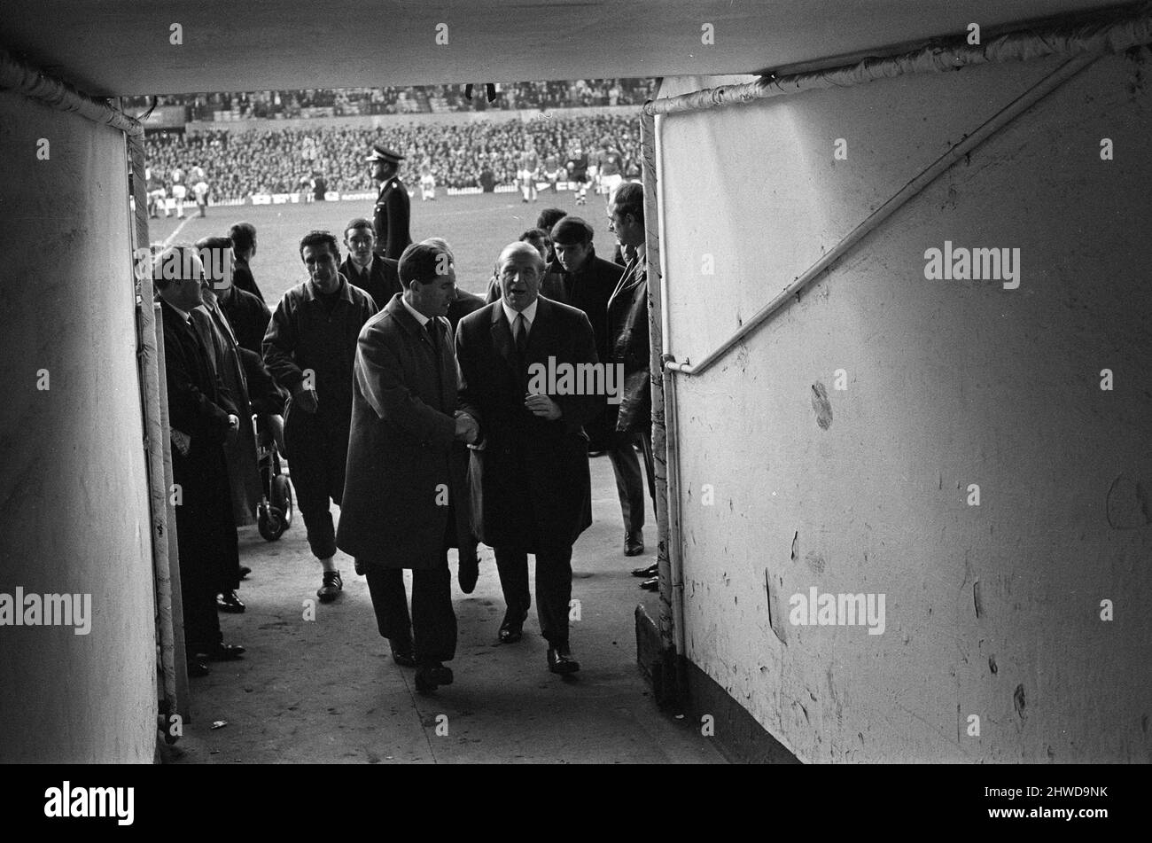1960s-manchester-united-team-hi-res-stock-photography-and-images-alamy