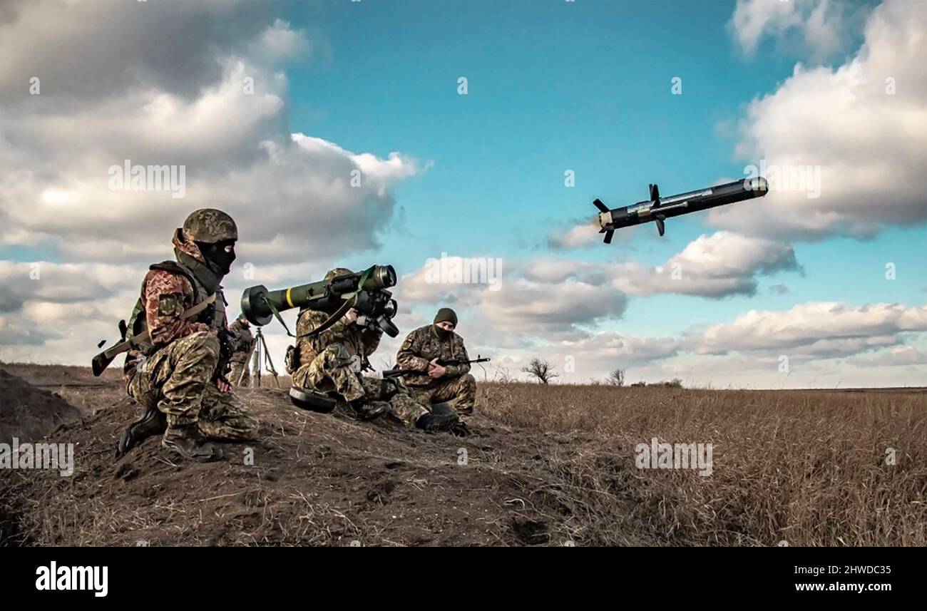 AMERICAN JAVELIN ANTI-TANK WEAPON in use by Ukrainian soldiers during a training exercise in early  2022. Photo: Ukrainian Defense Ministry Stock Photo