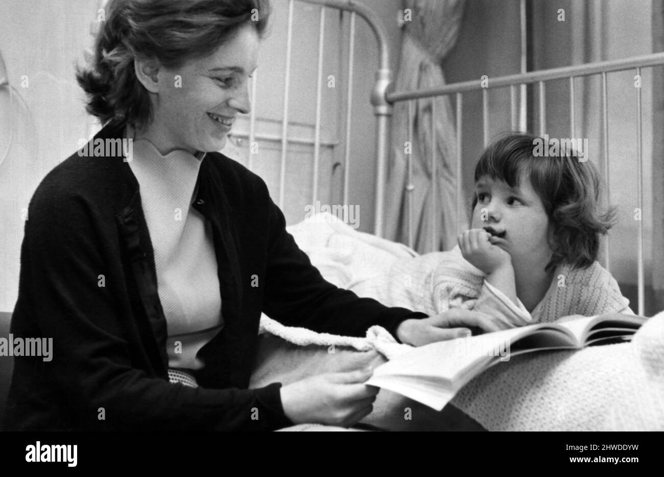 The Royal Hospital for Sick Children, Yorkhill, Glasgow. Mrs Elizabeth Hunter looks through a picture book with her four year old daughter Lorna. Mothers could visit their children in the hospital at any time. 7th May 1969. Stock Photo
