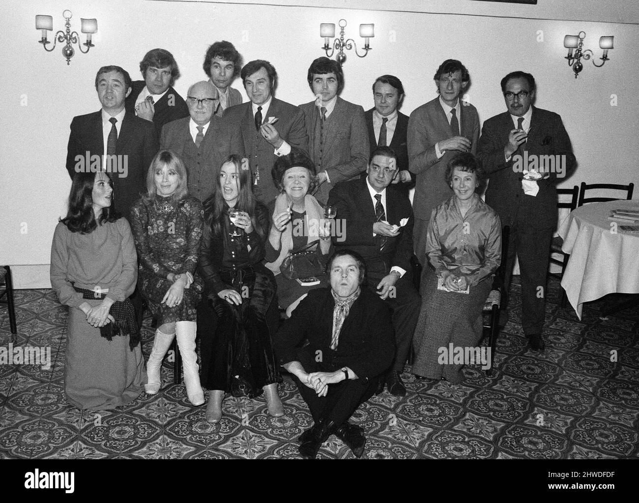 Some past faces from Coronation Street have got together at the Terretse-Est Restaurant on Chancery Lane to celebrate the 10th Anniversary of the show. L-R Graham Haberfield, Arthur Lowe, Brian Rawlinson, Ernst Waldner, Nigel Humphreys. Bill Kenwright, Jack Smethurst, Gordon Rollings, Reg Marsh, (bottom) Susan Jameson, Renny Lister, Christine Hargreaves, Doris Hare, Frank Pemberton, Noel Dyson and Kenneth Cope (front). 8th December 1970. Stock Photo