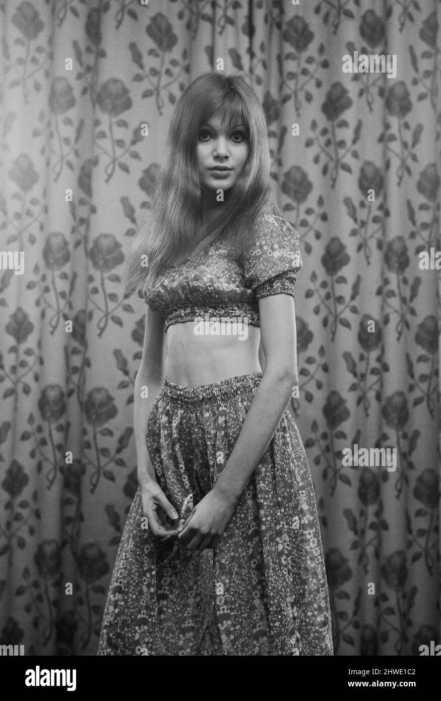 Hammer film actress madeline smith Black and White Stock Photos